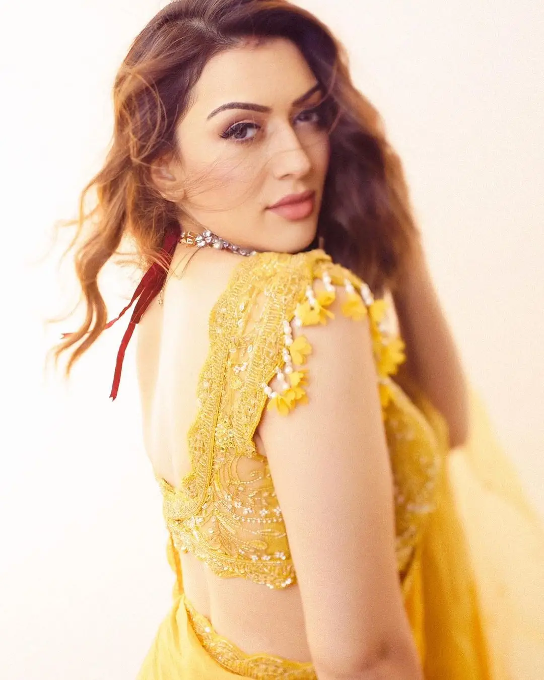 INDIAN GIRL HANSIKA MOTWANI STILLS IN YELLOW COLOR SAREE 9